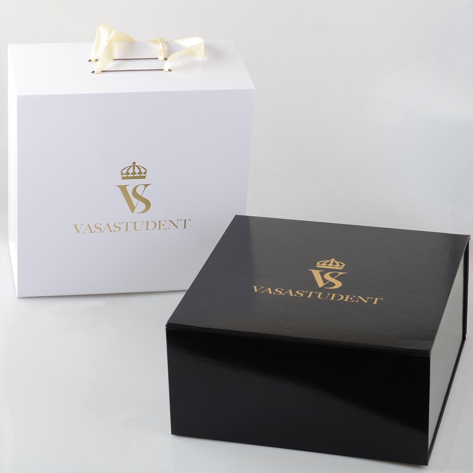 förpackning vit svart studentmössa